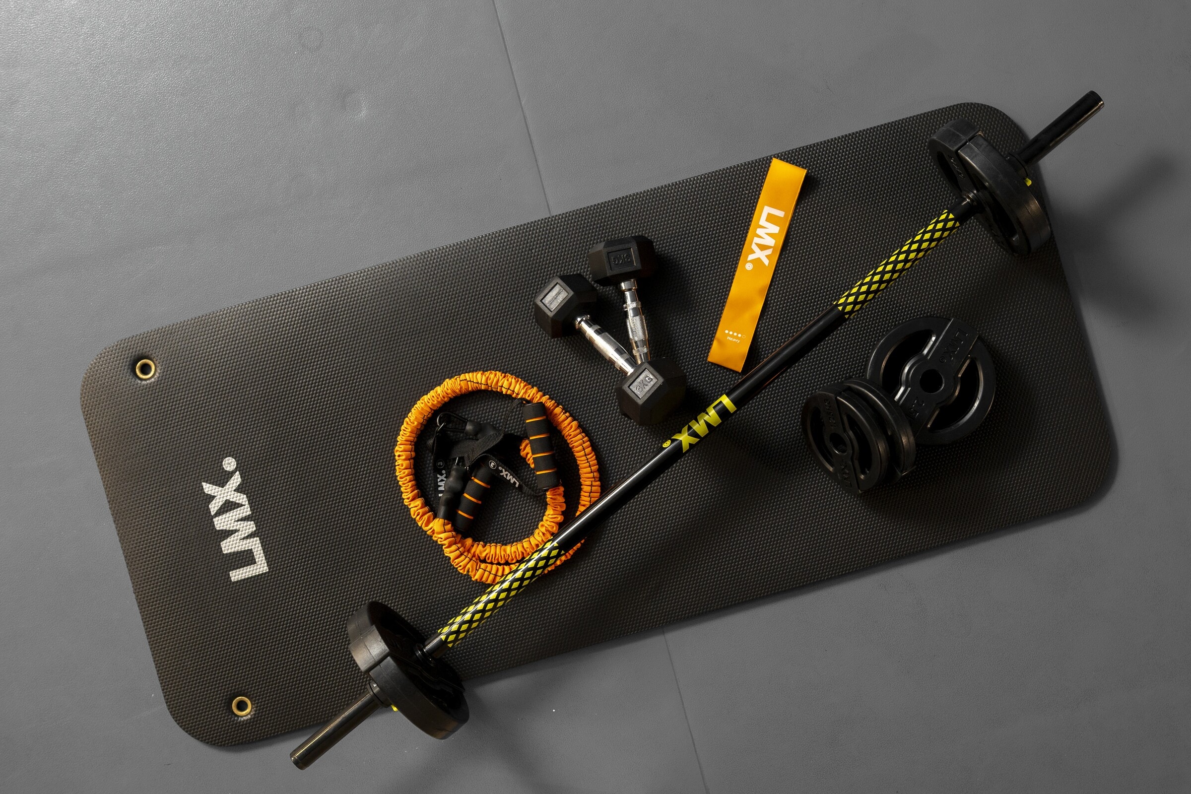De Shape At Home fitnesskit met pumpset, dumbbells, weerstandsbanden, power tube en mat
