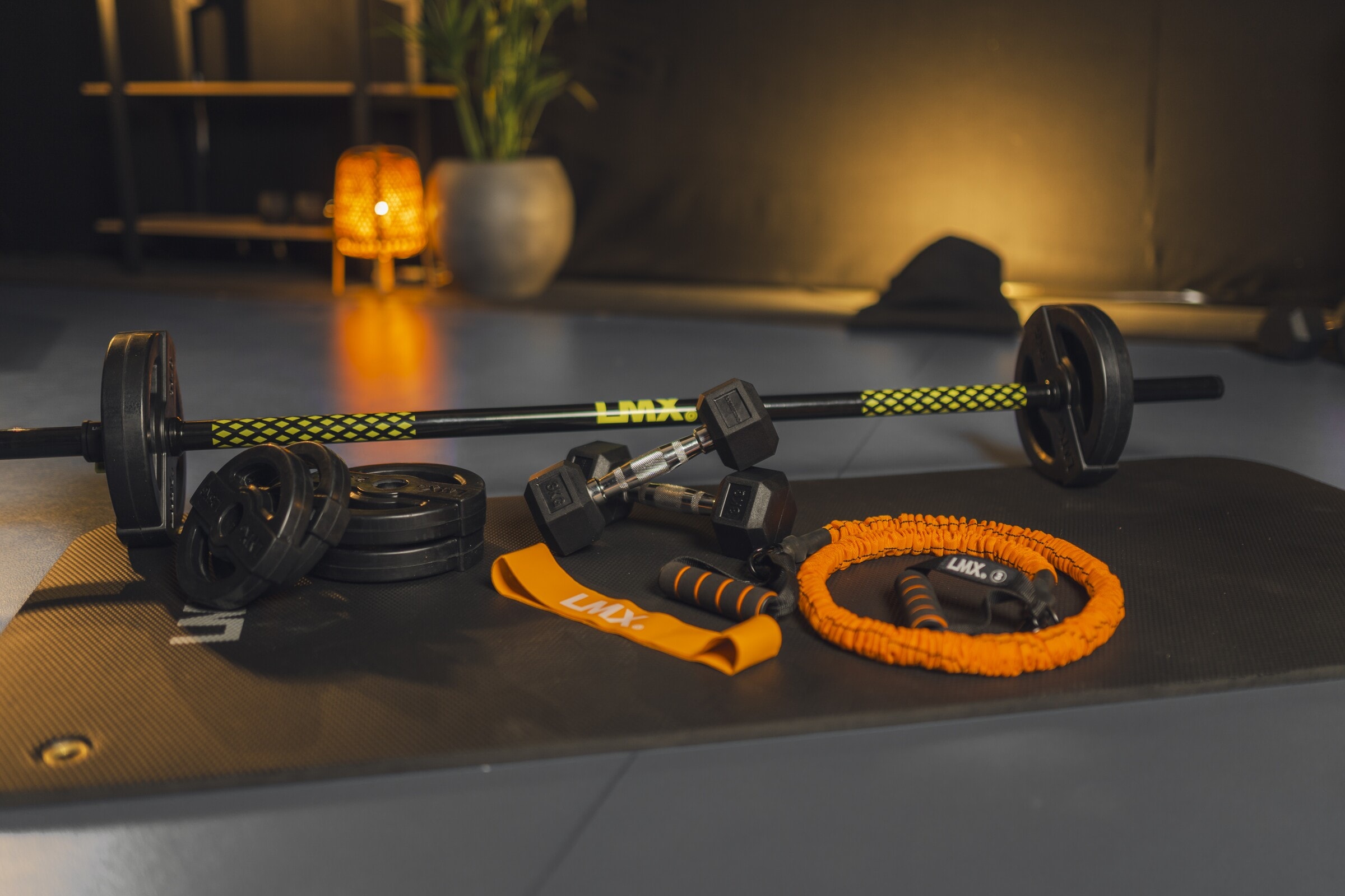 Trainen met de fitnesskit in de woonkamer